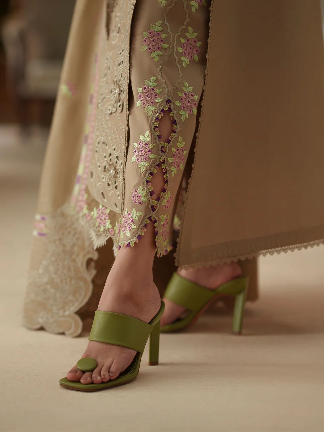 D-113-A | 3 PC Luxury Lawn - Image 5